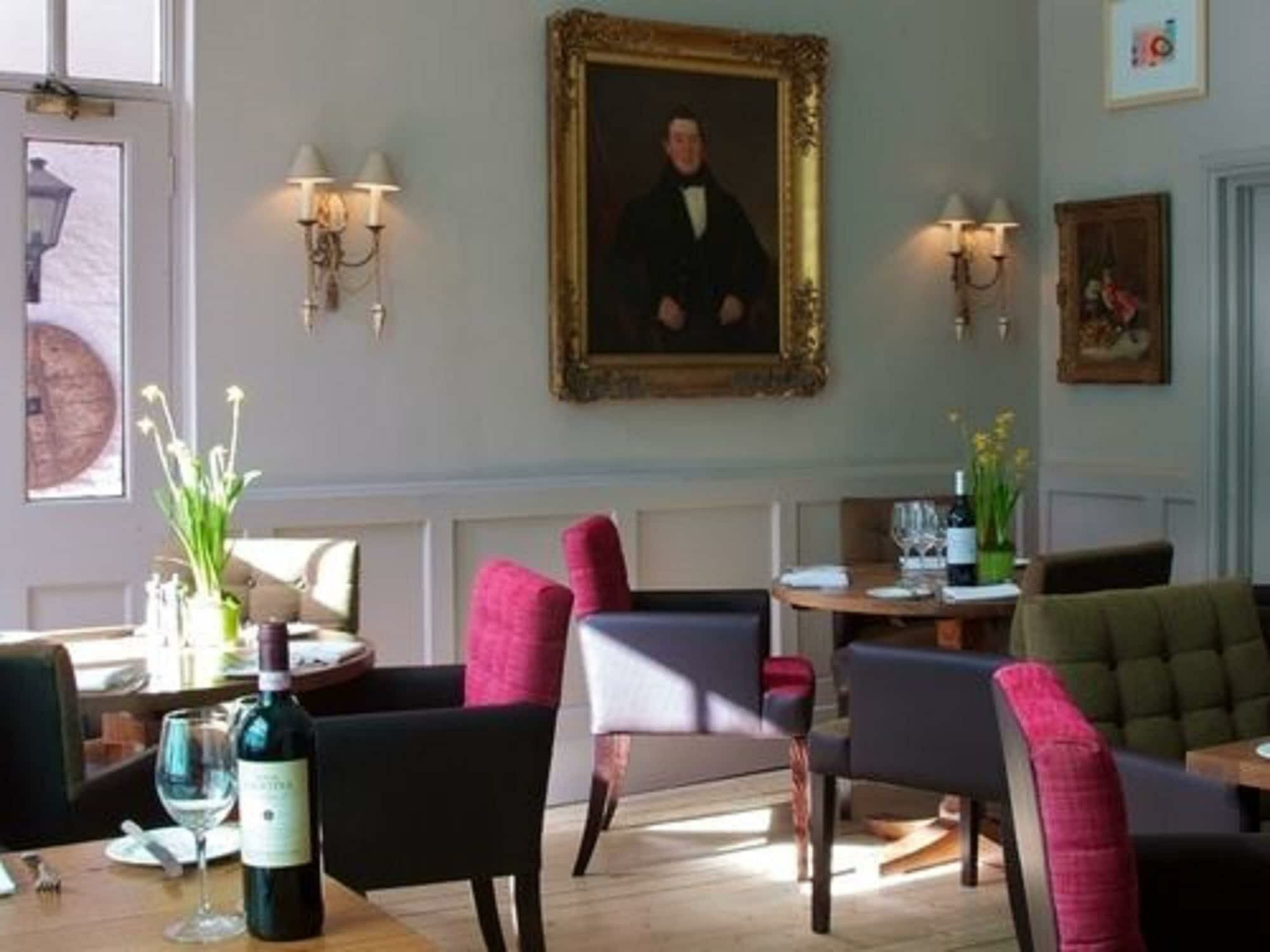 Фото The Feathers Hotel