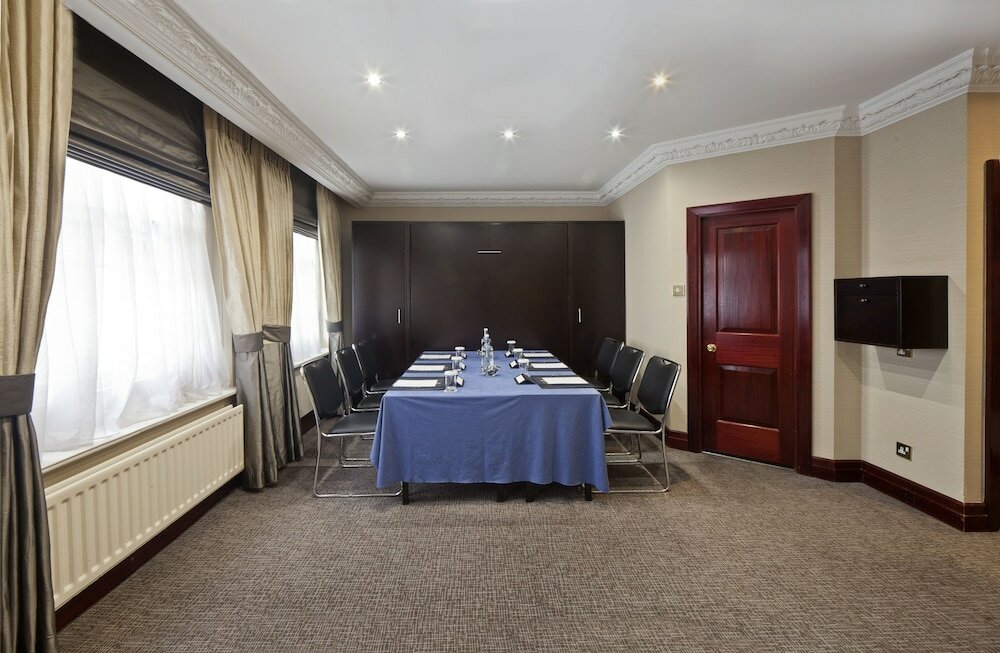 Фото Fitzrovia Hotel