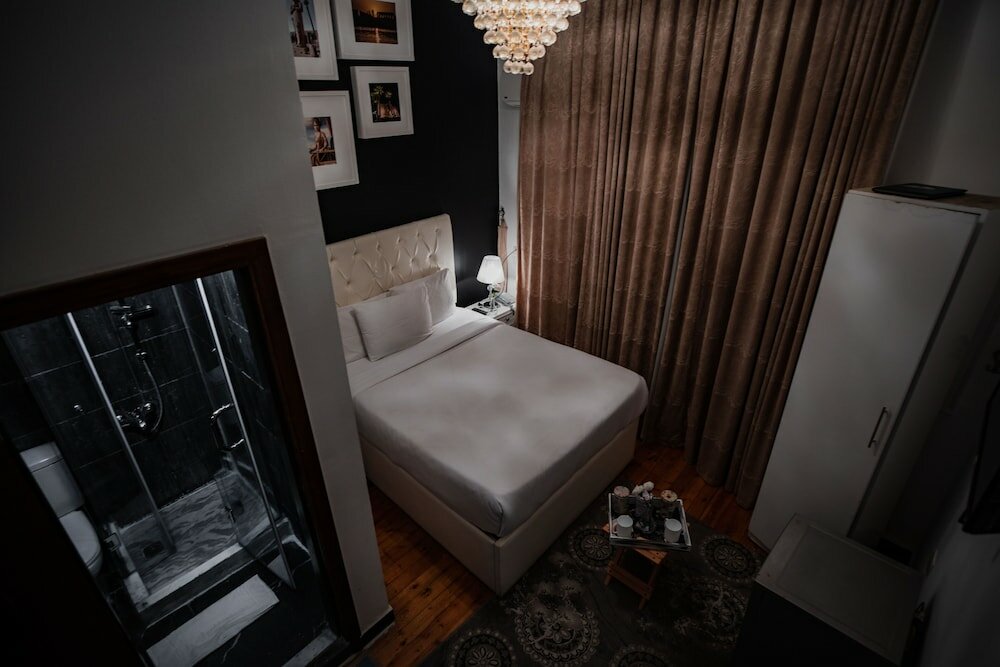 Фото The Square Boutique Hotel