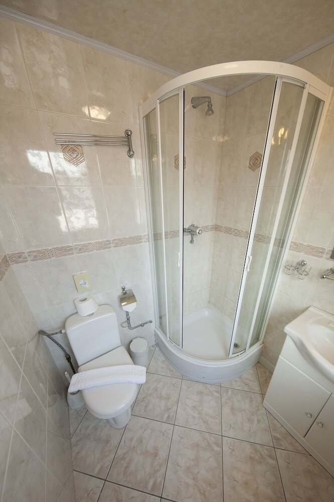 Фото Maiden Oval Hotel