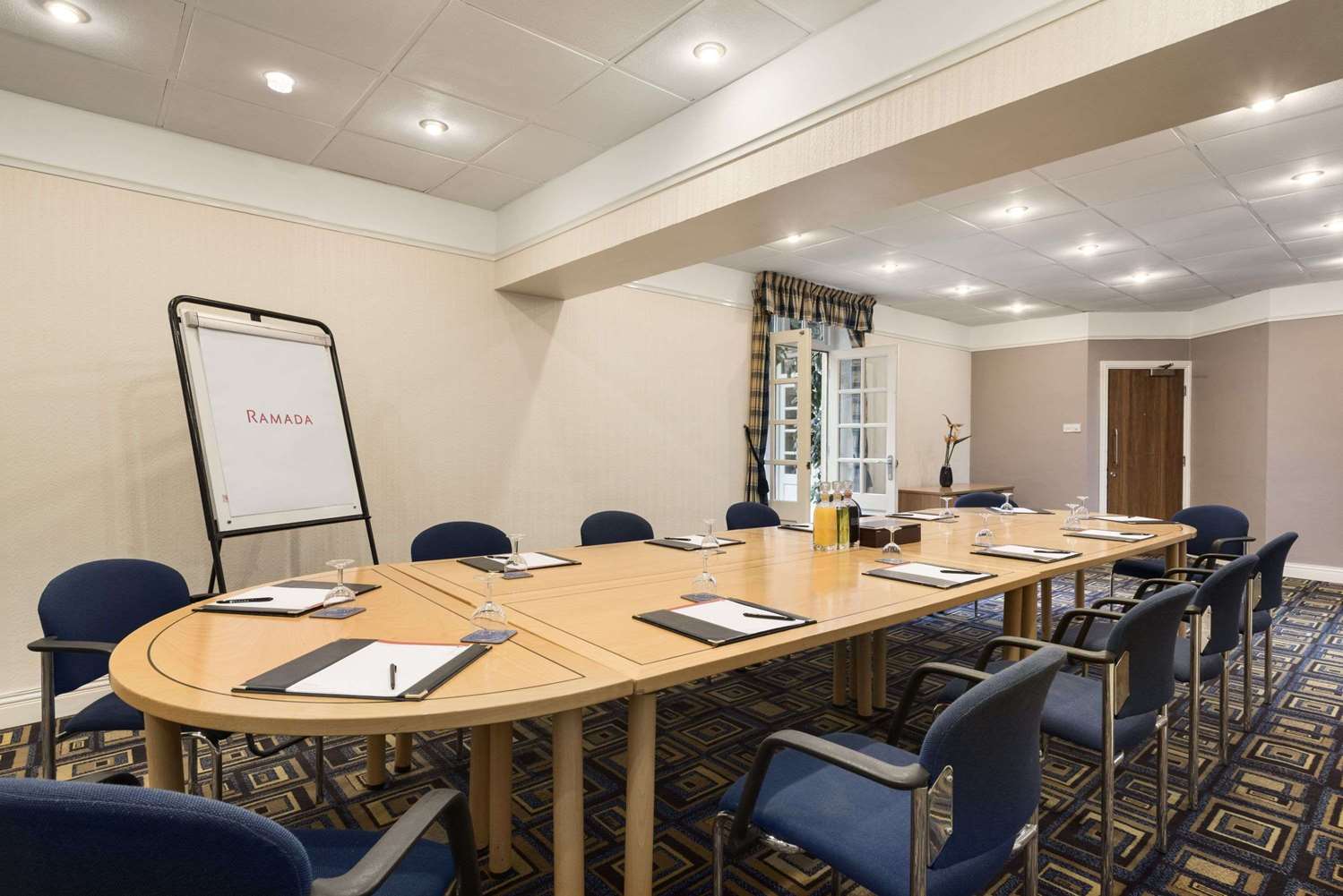 Фото Ramada by Wyndham Loughborough Hotel