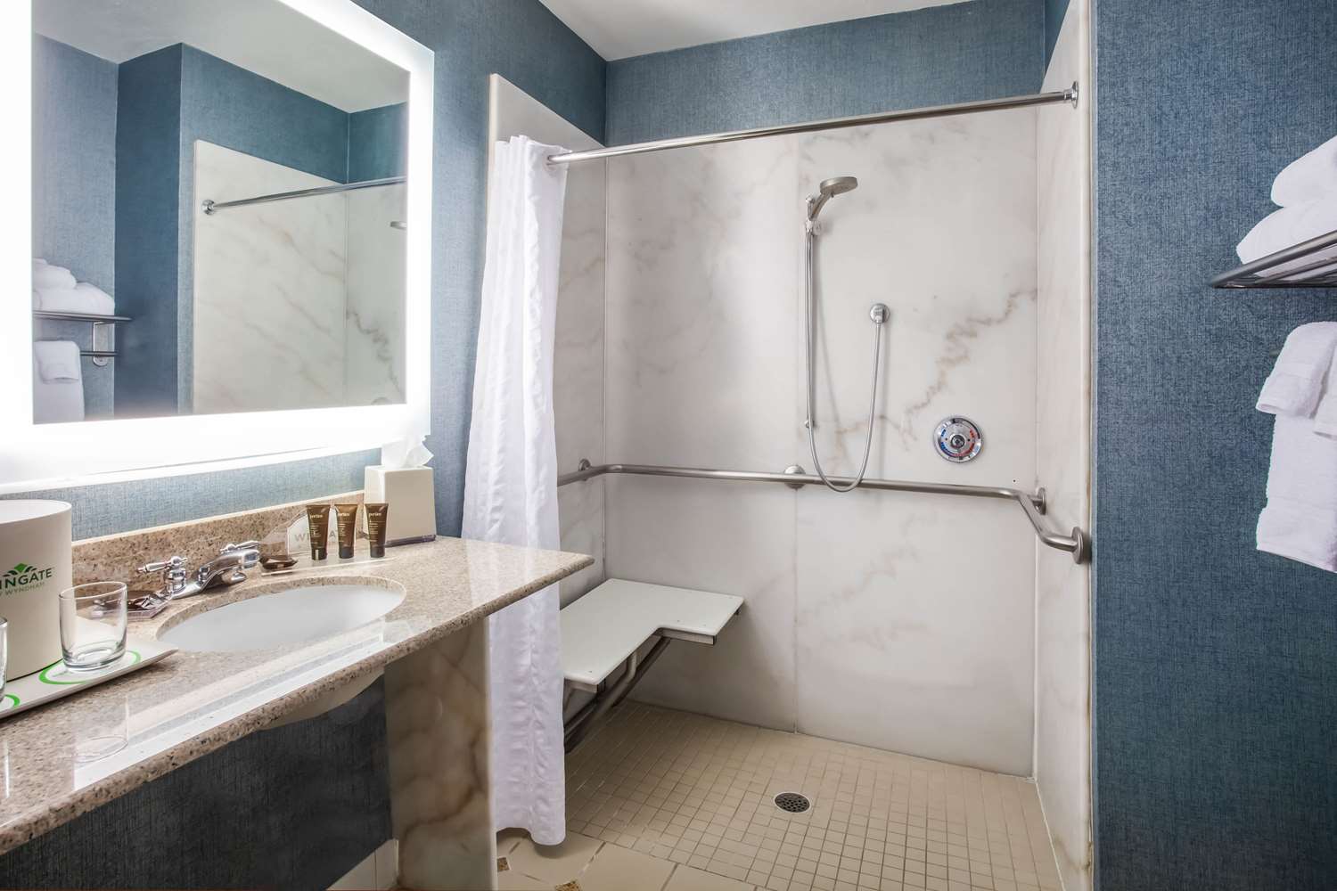 Фото Wingate by Wyndham - Orlando International Airport