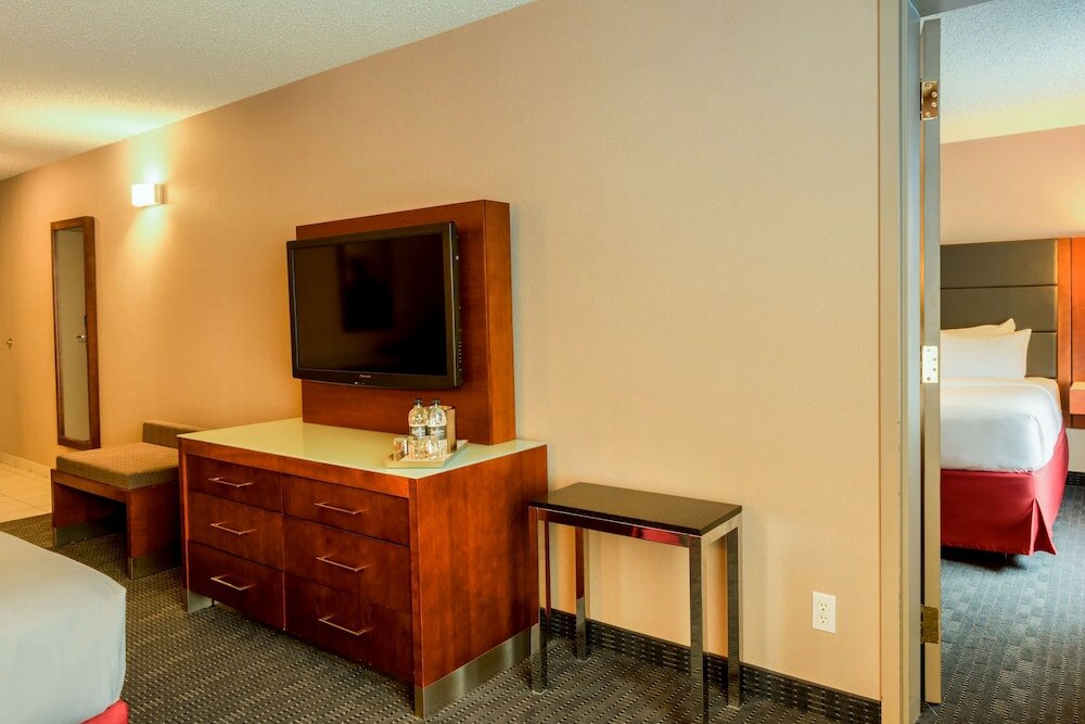 Фото Radisson Hotel & Suites Fort McMurray