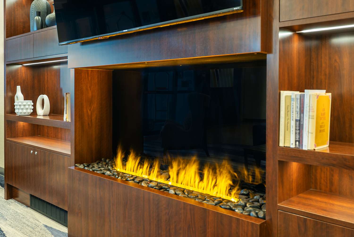 Фото Comfort Suites Kelowna