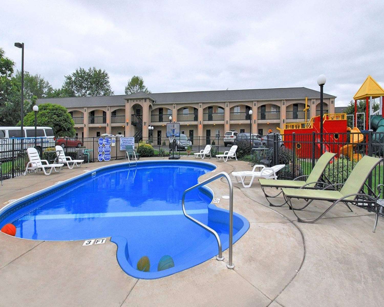 Фото Econo Lodge At The Falls North