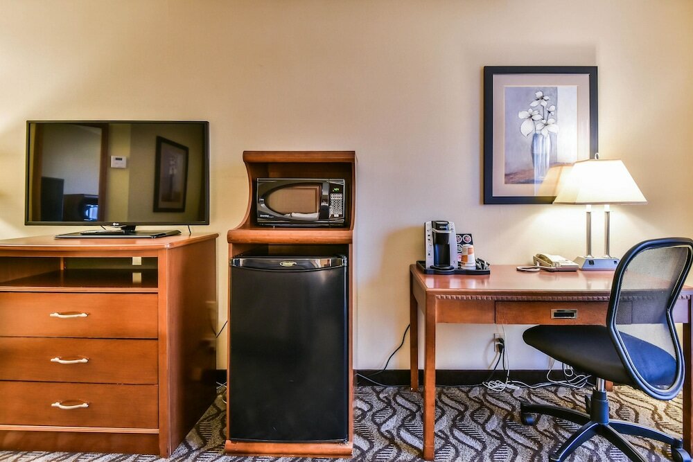 Фото Comfort Inn & Suites Ambassador Bridge