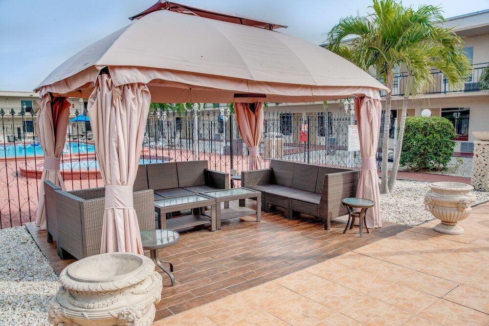 Фото Days Inn by Wyndham St. Petersburg Tampa Bay Area