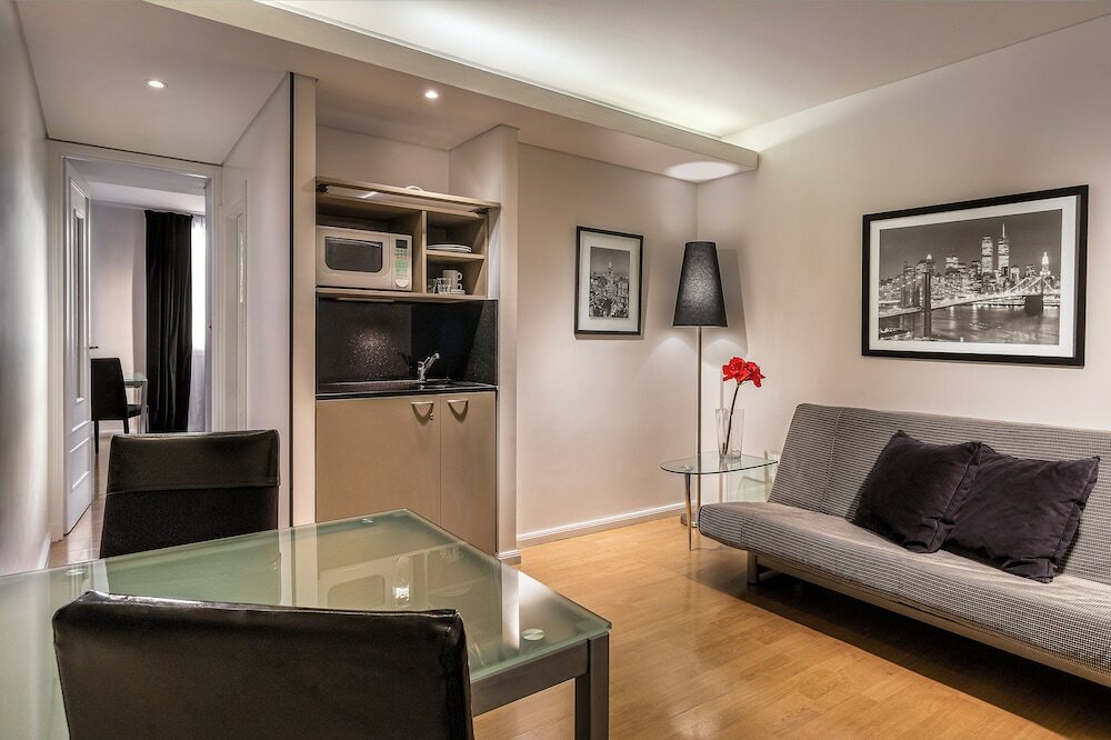 Фото Broadway Hotel & Suites