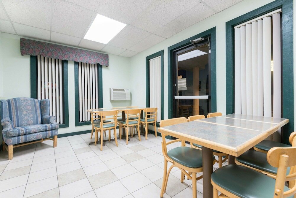 Фото Super 8 by Wyndham Raton