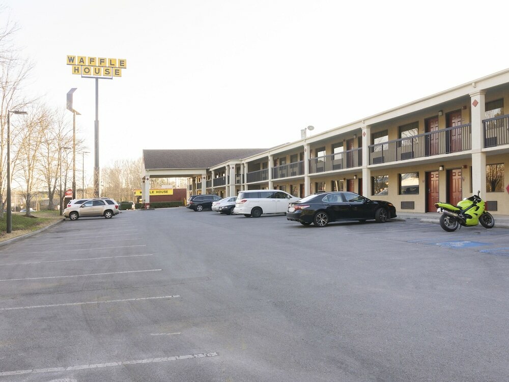 Фото Oyo Hotel Adairsville Hwy 140