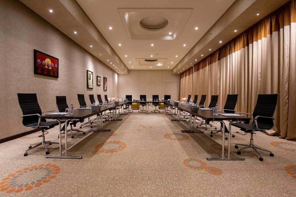 Фото Sunday Business Avenue