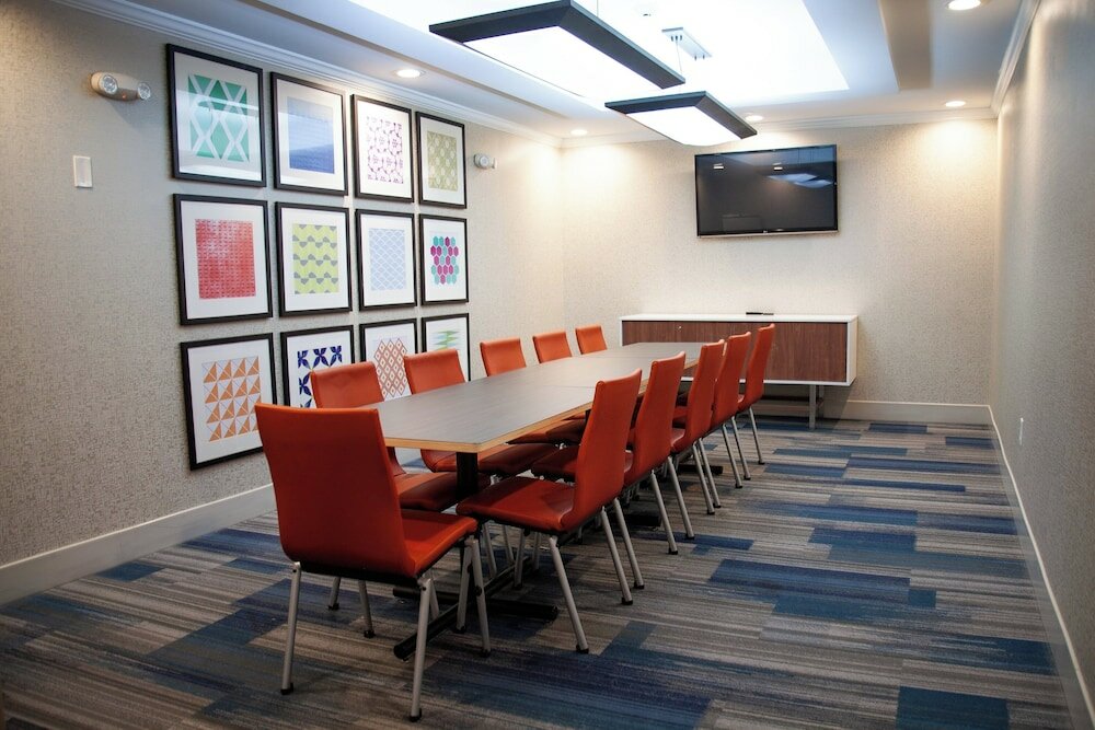 Фото Holiday Inn Express and Suites Overland Park, an Ihg Hotel