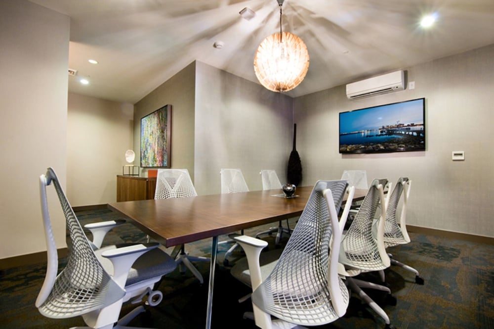 Фото Global Luxury Suites East Boston