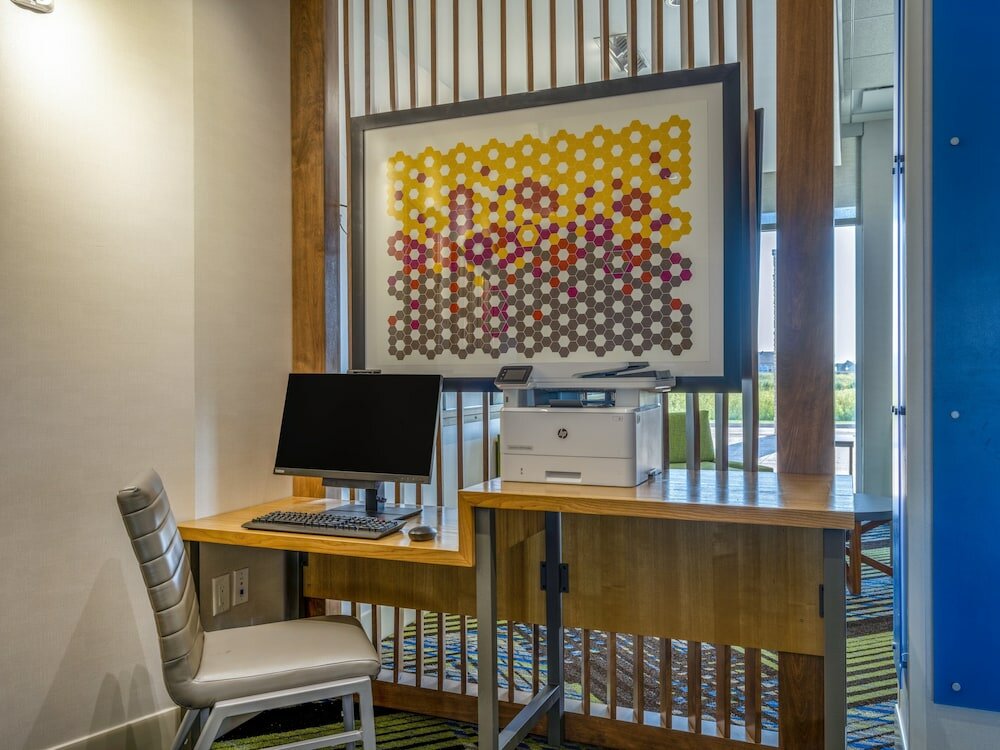 Фото Holiday Inn Express And Suites Watertown, an Ihg Hotel