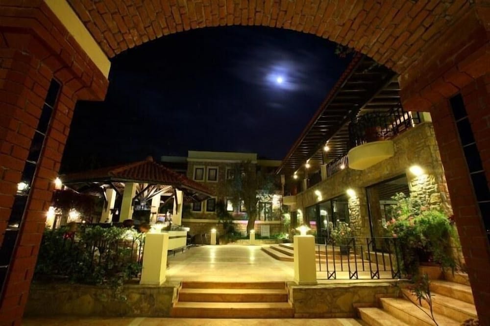 Фото Zeytinada Hotel