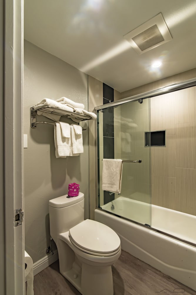 Фото SeaScape Inn - A FairBridge Hotel