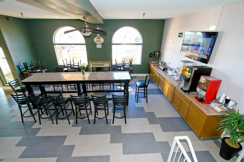 Фото Super 8 by Wyndham Kansas City