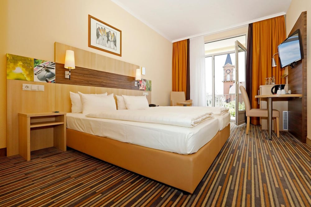 Фото Kurpark-Hotel Bad Dürkheim