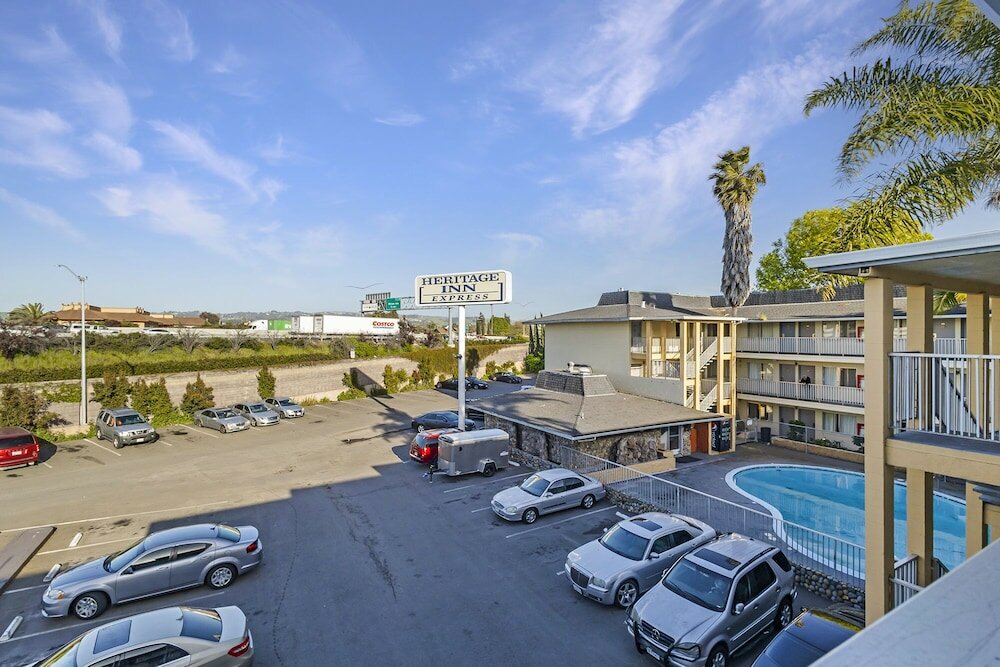 Фото Heritage Inn Express Hayward