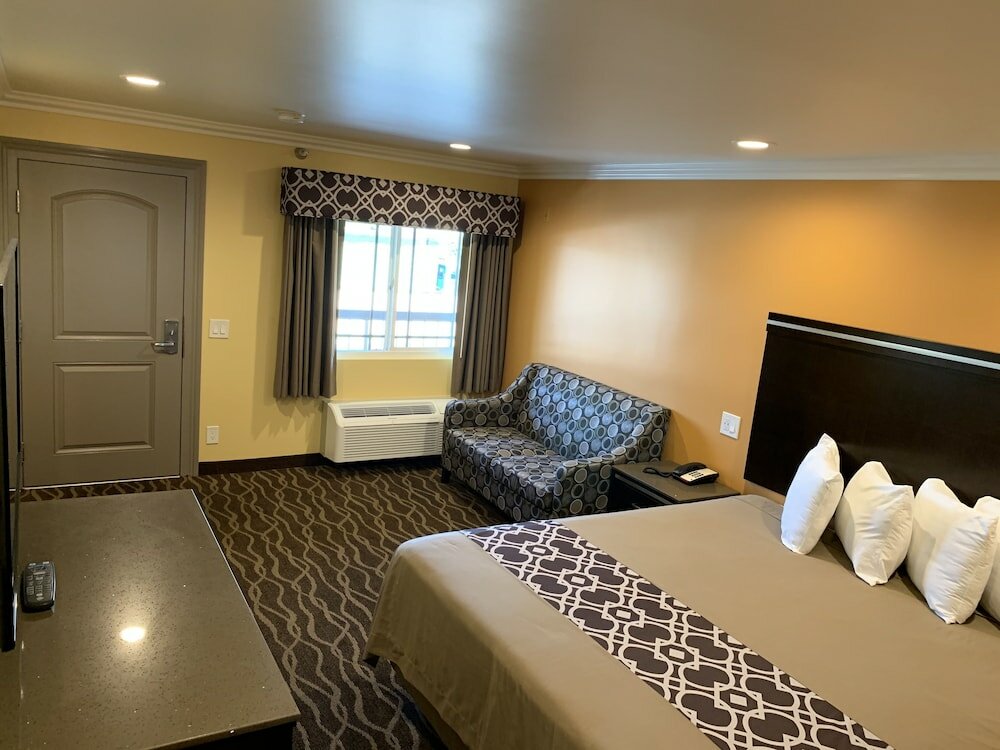 Фото Industry Inn & Suites