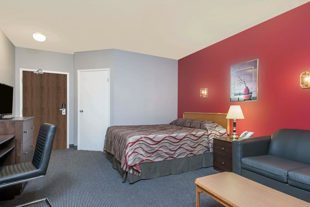 Фото Super 8 by Wyndham Mt Hope Hamilton Intl Arpt On