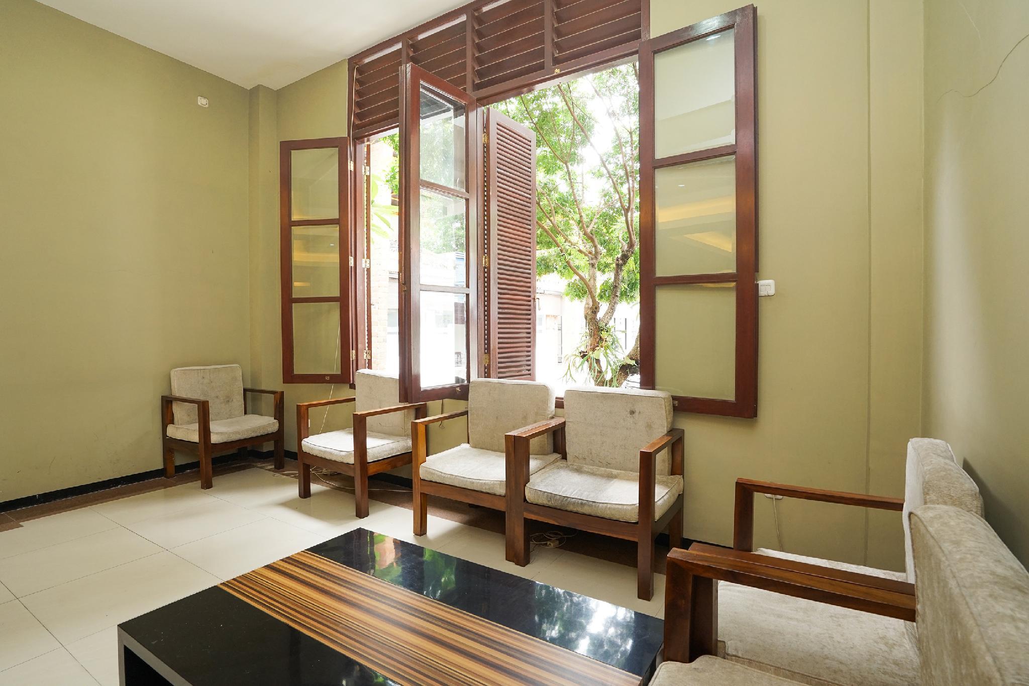 Фото Oyo 282 Putri Utari Guest House