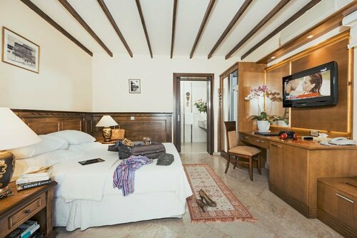 Гостиница Bellapais Gardens в Кирении