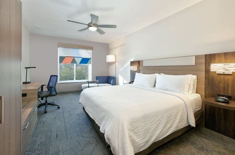 Фото Holiday Inn Express & Suites North Dallas at Preston, an Ihg Hotel
