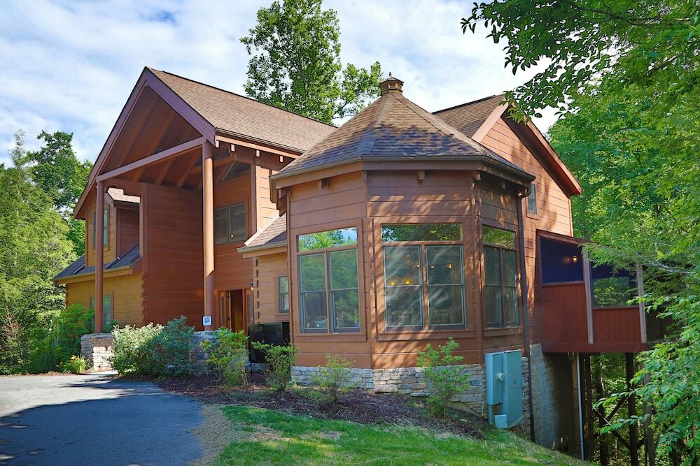 Фото Majestic Manor - Five Bedroom Cabin