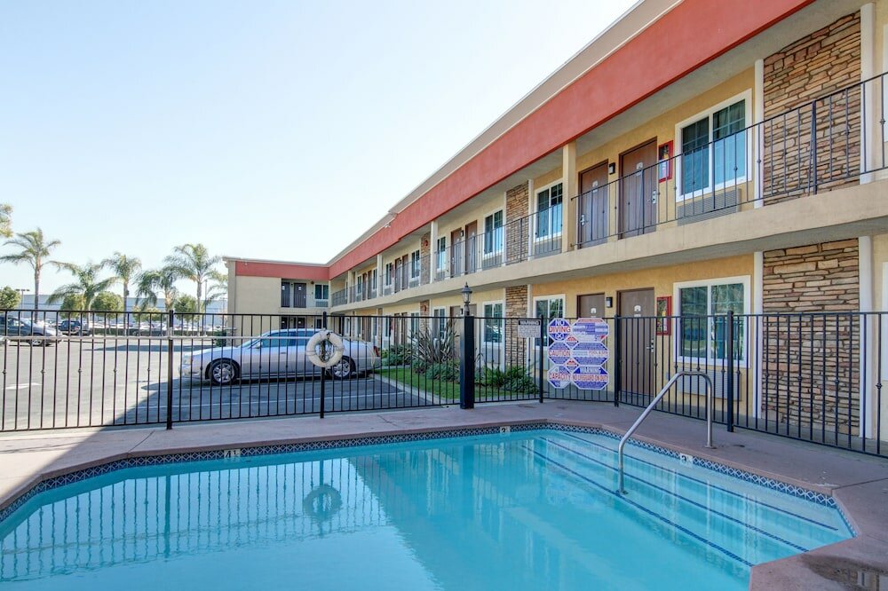 Фото Ontario Inn & Suites