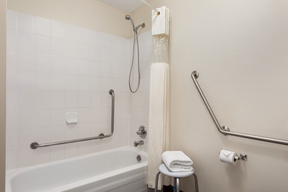 Фото Days Inn by Wyndham Kelowna