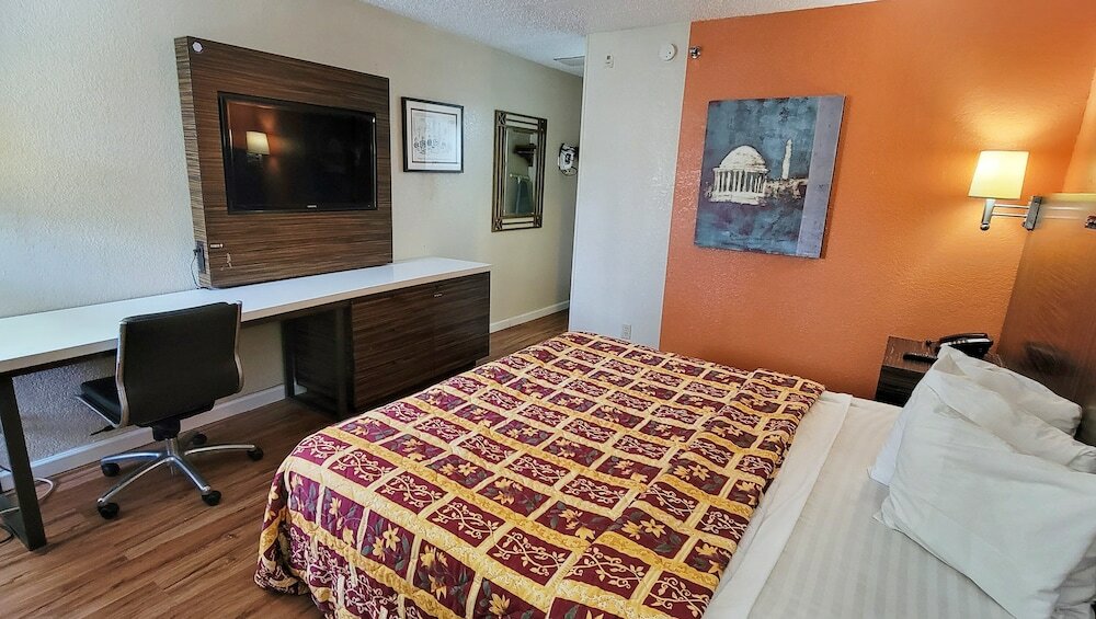 Фото Studios & Suites 4 Less Charlotte