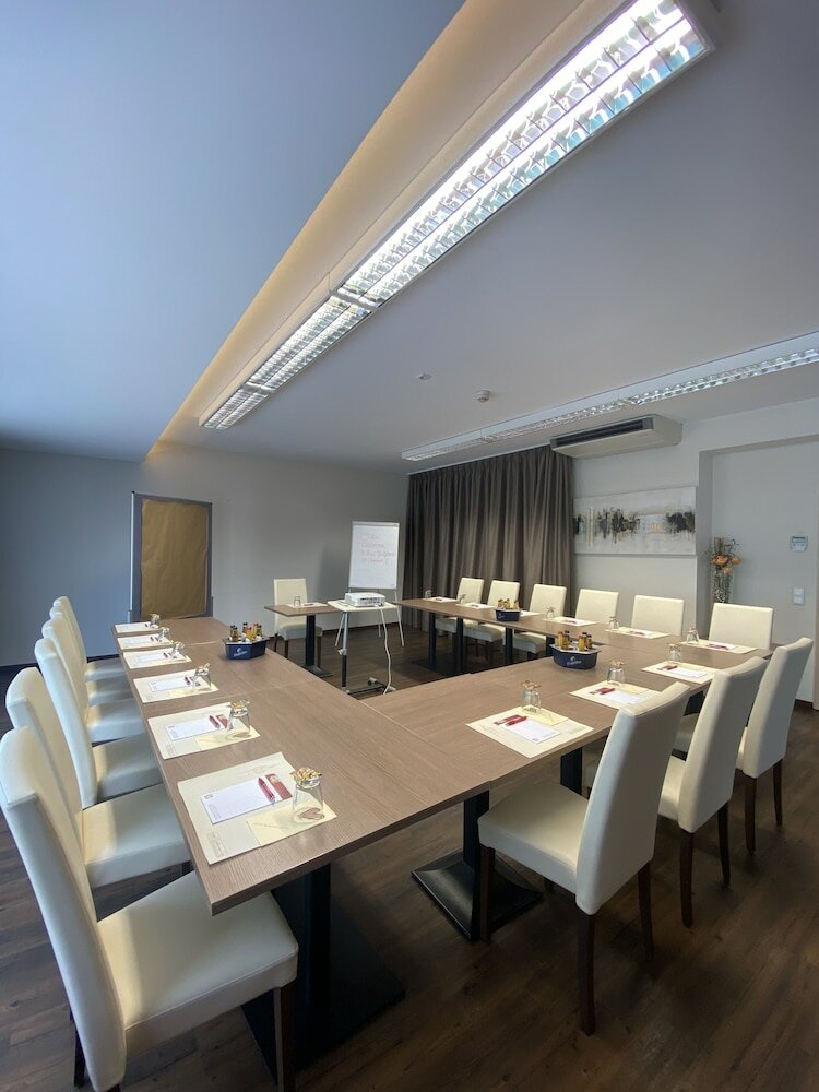 Фото Hotel Rödelheimer Hof - Am Wasserturm