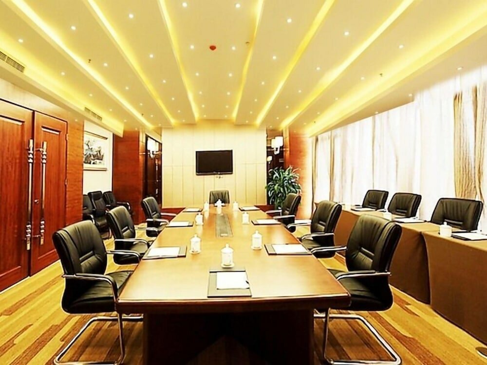 Фото GreenTree Inn Qingdao Development District Sdust Express Hotel