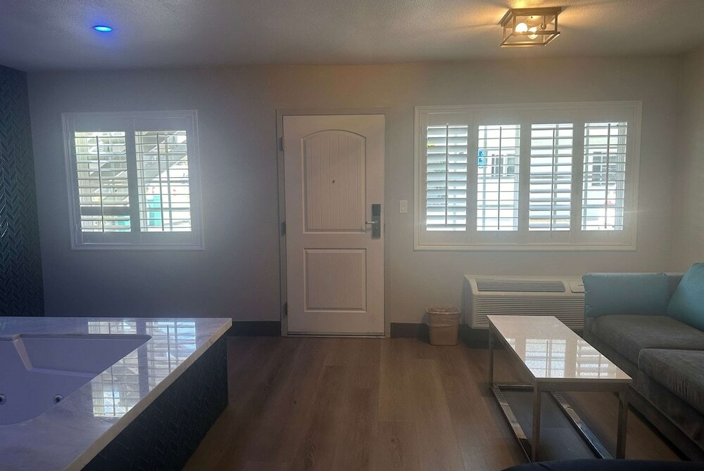 Фото Super 8 by Wyndham Oceanside Downtown