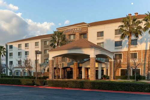 Гостиница Courtyard by Marriott Ontario Rancho Cucamonga в Фонтане