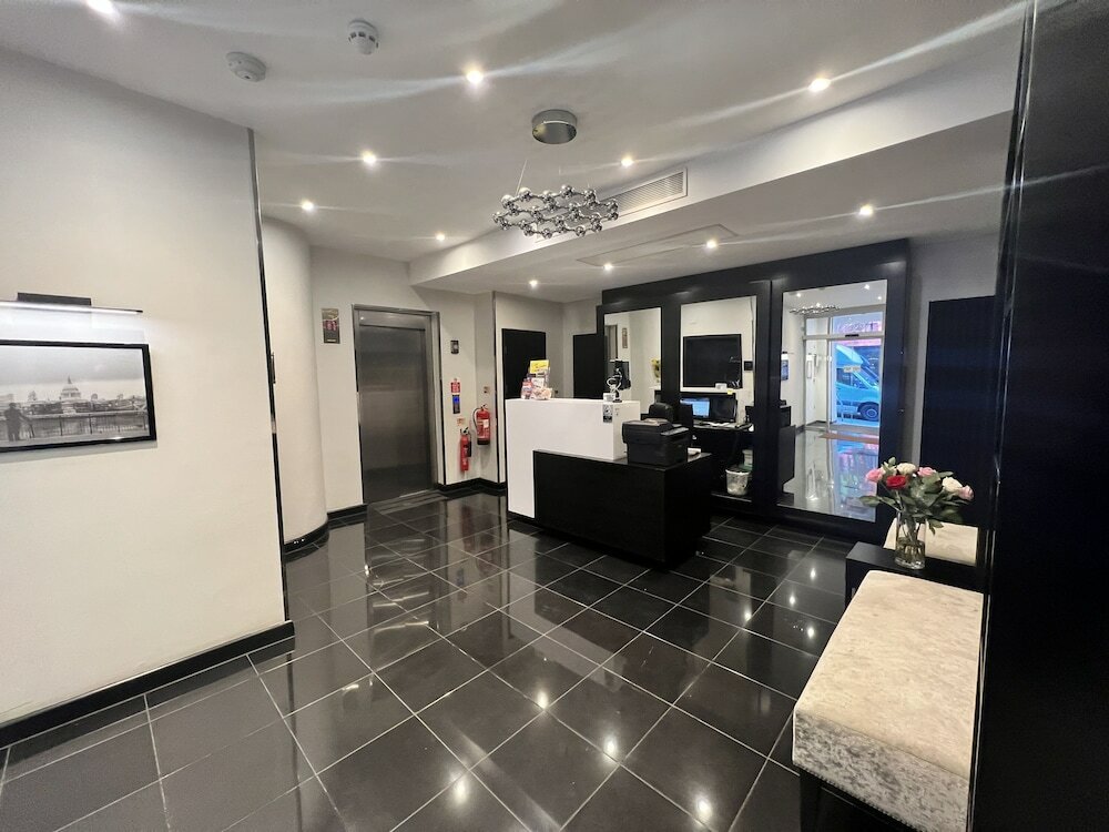 Фото Great St Helen Hotel