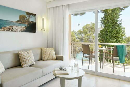Внешний вид отеля Iberostar Waves Club Cala Barca в Сантани́йе, фото 3