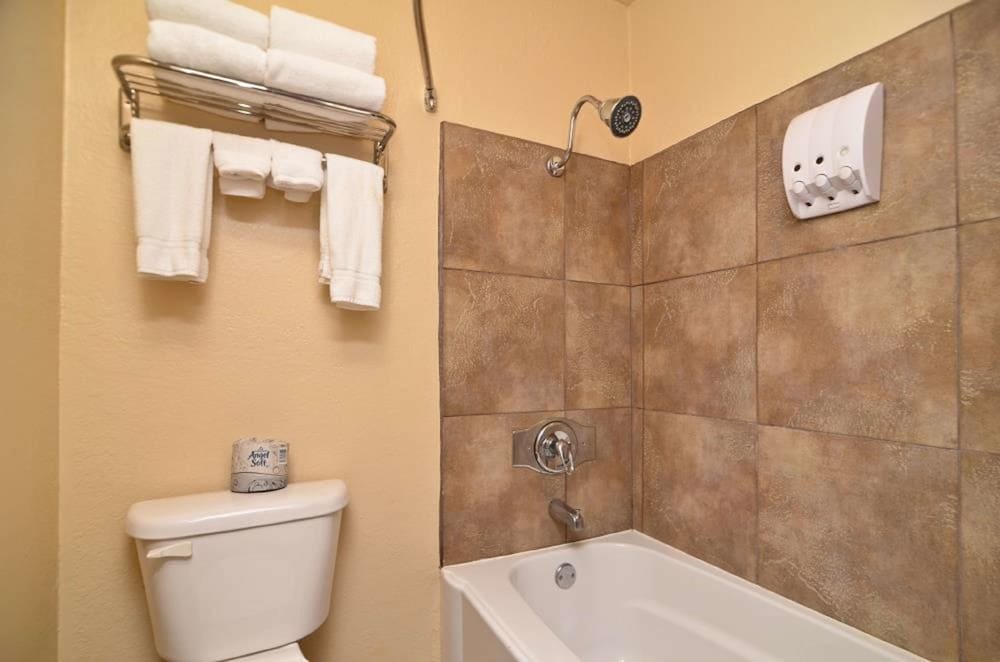 Фото SureStay Hotel by Best Western Zapata