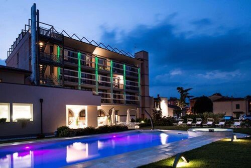 Внешний вид отеля Enjoy Garda Hotel в Пескиера-дель-Гарде, фото 1