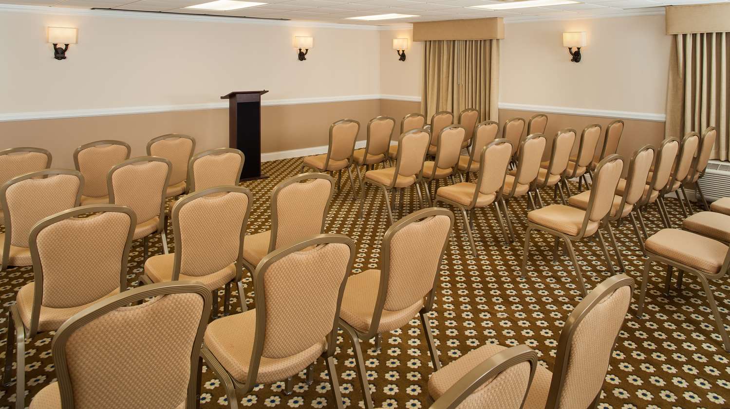 Фото DoubleTree by Hilton Chicago Wood Dale - Elk Grove