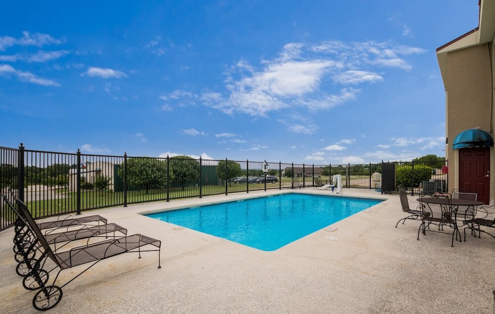 Фото Red Roof Inn & Suites Austin East - Manor