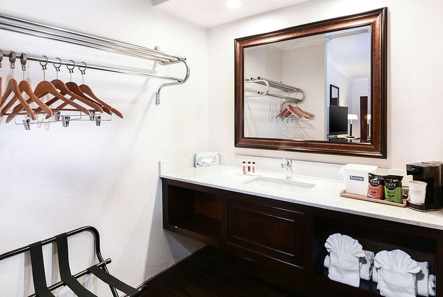 Фото Travelodge by Wyndham Commerce Los Angeles Area