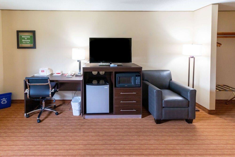 Фото Econo Lodge Massena Hwy 37