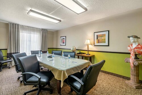 Гостиница Comfort Inn & Suites Clearwater - St Petersburg Carillon Park в Клируотере