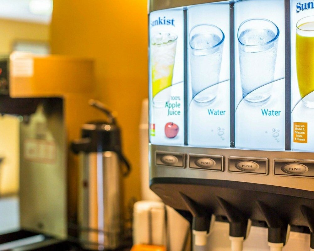 Фото Econo Lodge Massena Hwy 37