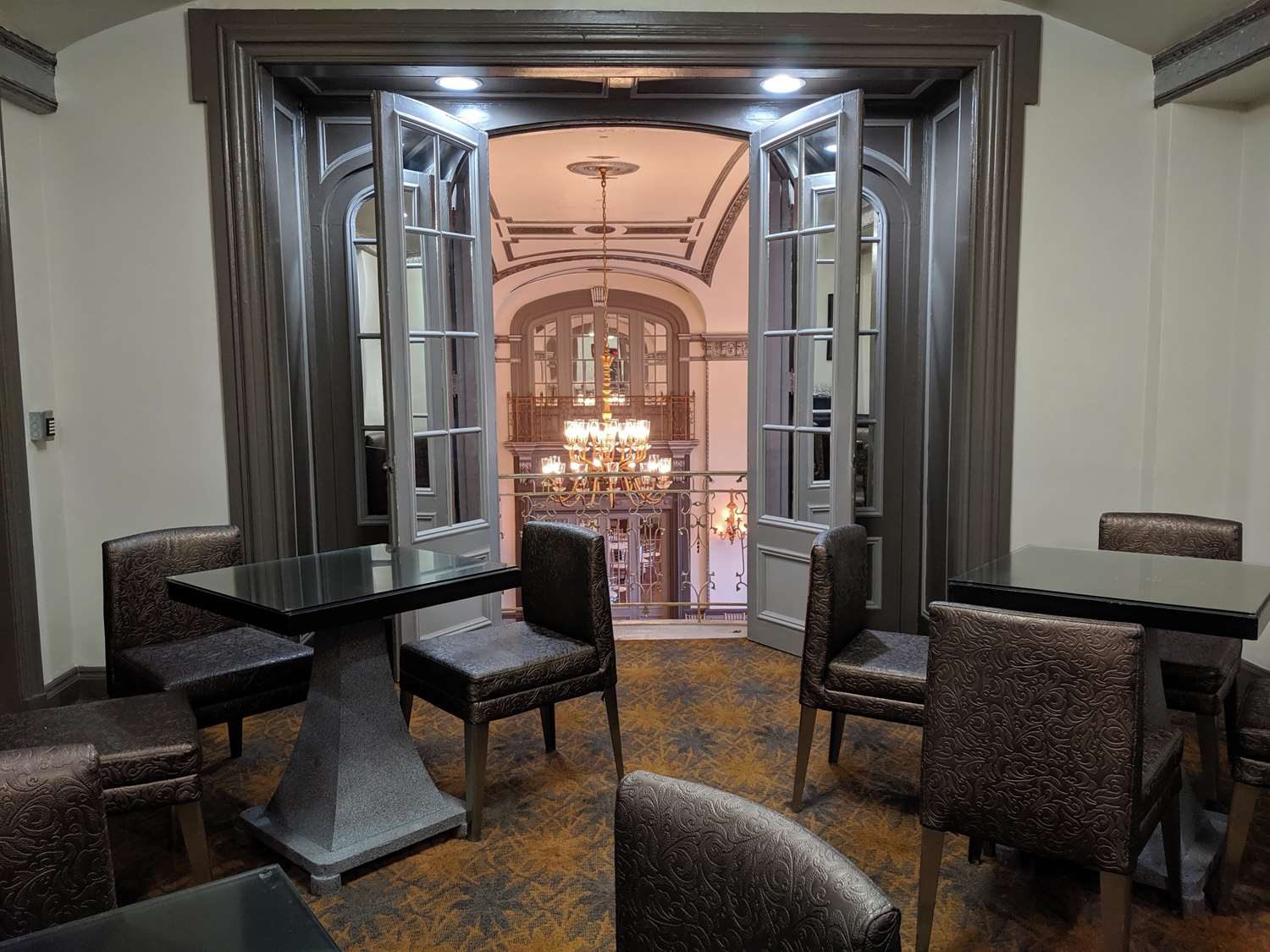 Фото The Tudor Arms Hotel Cleveland - a DoubleTree by Hilton