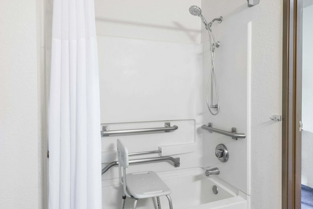 Фото Super 8 by Wyndham Delmont