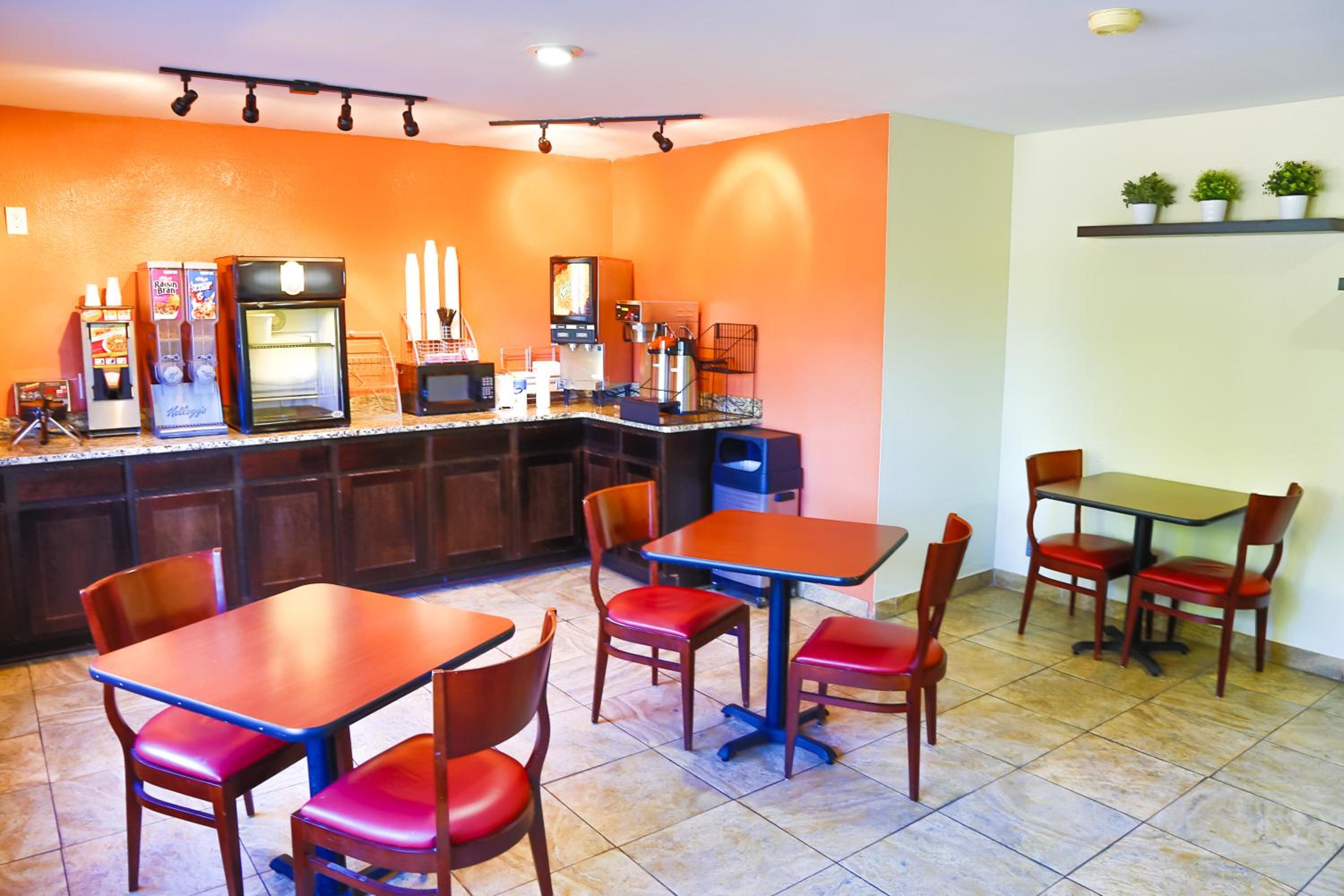 Фото Super 8 by Wyndham Charlotte University