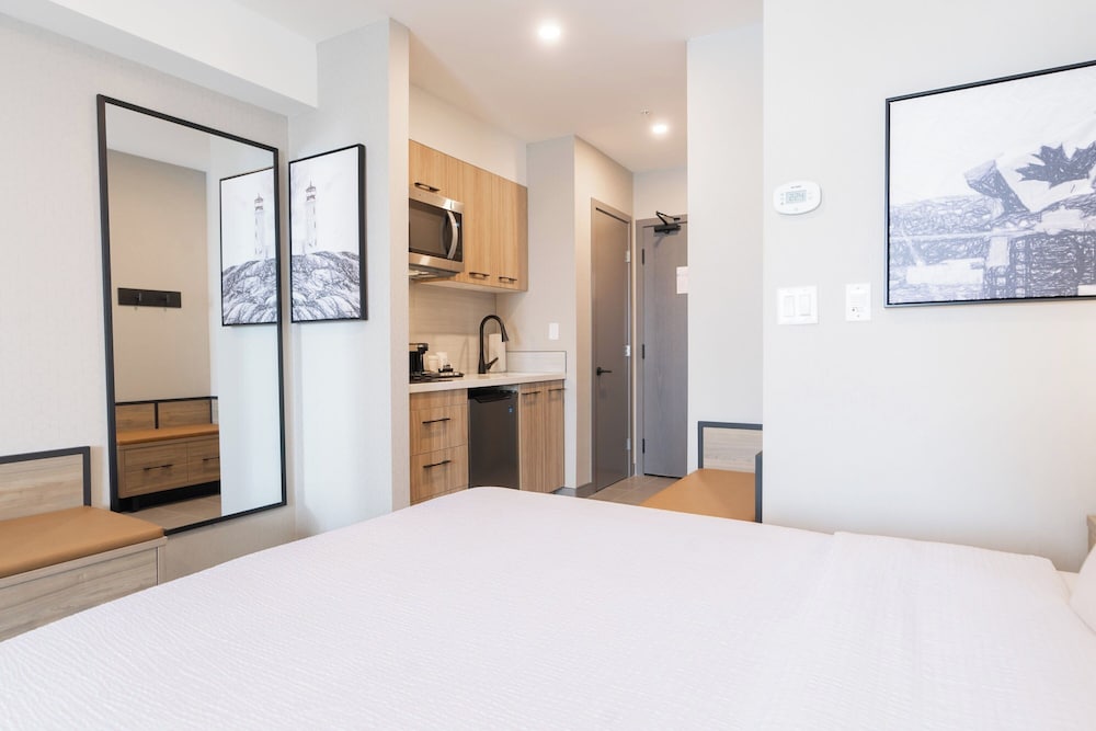 Фото Sandman Hotel & Suites Winnipeg Airport